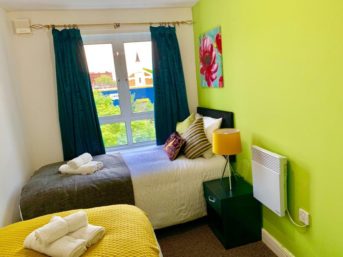 2 Bedrooms Modern Apartment, Lounge, Full Kitchen, Balcony, 5 Minutes Stratford Station Londres Exterior foto