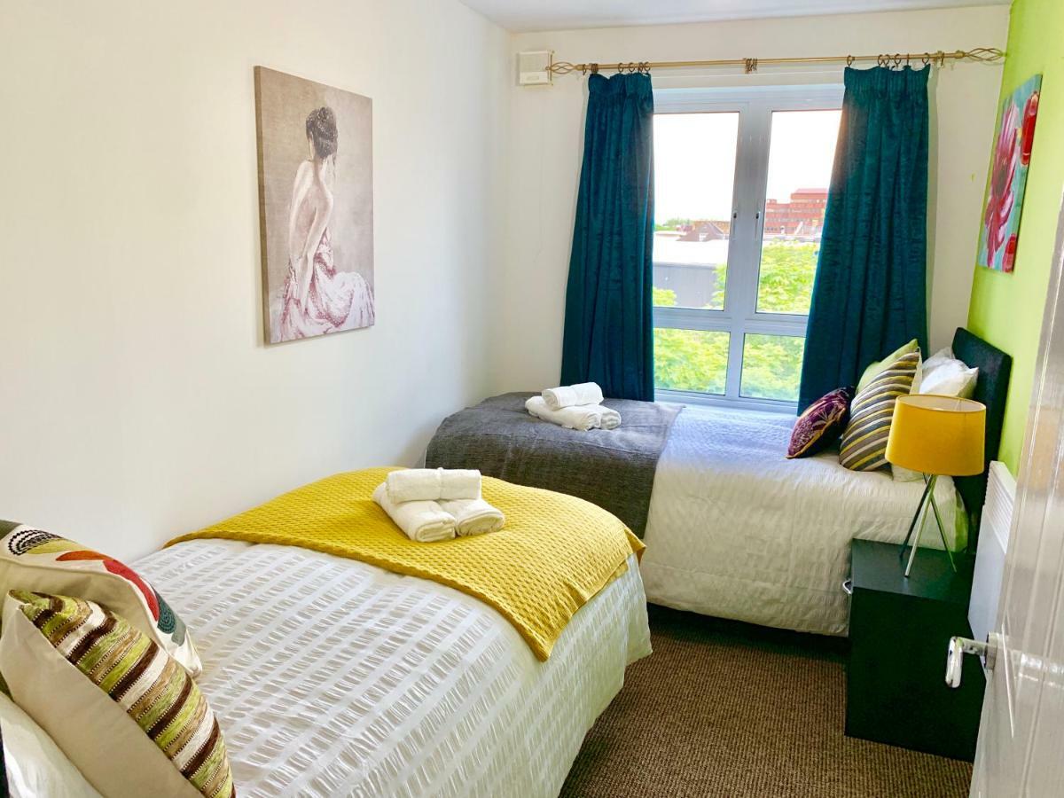 2 Bedrooms Modern Apartment, Lounge, Full Kitchen, Balcony, 5 Minutes Stratford Station Londres Exterior foto